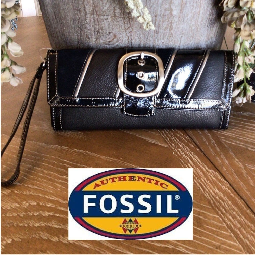 Fossil Womens Black Leather Buckle Front Clutch Wristlet Fold Over Wallet